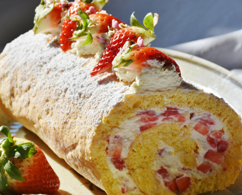 Bisquitrolle mit Erdbeeren